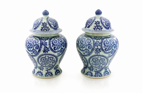 Coppia di potiches in porcellana, Cina  - Asta Arte Orientale - Casa d'Aste Arcadia