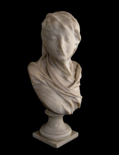 Busto di Donna con Volto Velato