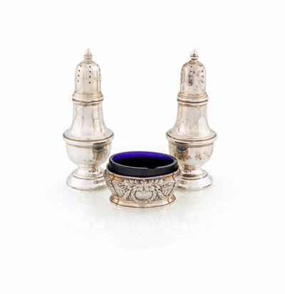 Lotto Composto da una Coppia di Spargizucchero in Argento Sterling ed una Saliera con Bollo Parig...
