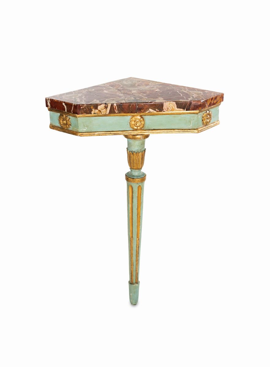 Coppia di consoles ad angolo in legno laccato verde, Italia centrale XVIII secolo