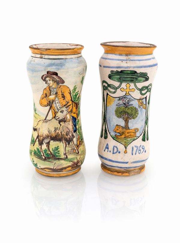 Due albarelli in maiolica policroma, XVIII secolo  - Asta Mobili, Arredi, Dipinti Antichi e del XIX Secolo - Casa d'Aste Arcadia