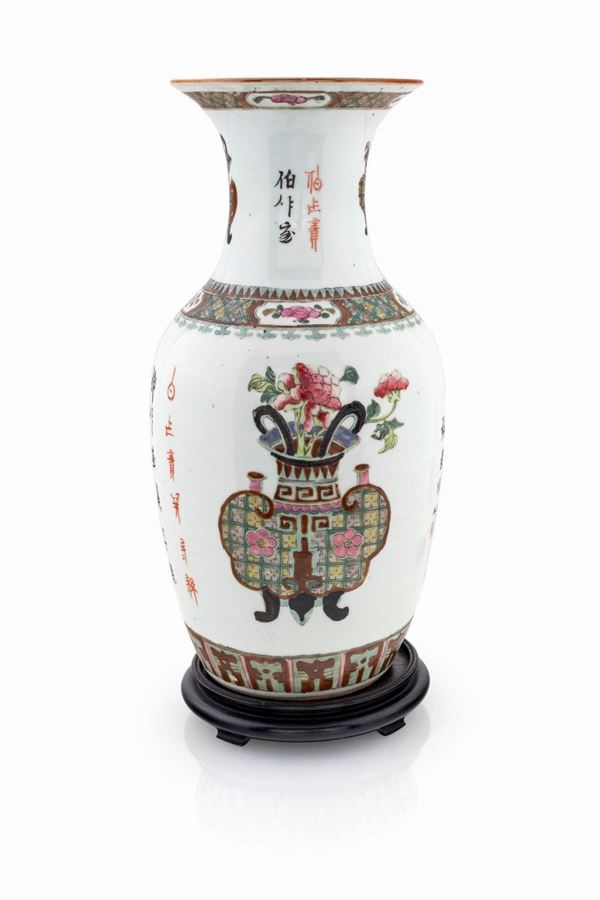 Vaso a balaustro in porcellana policroma, Cina  - Asta Arte Orientale - Casa d'Aste Arcadia