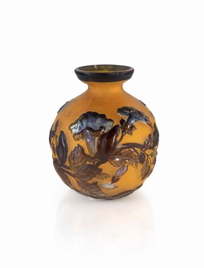 Vaso in Pasta di Vetro Decorato a Cameo