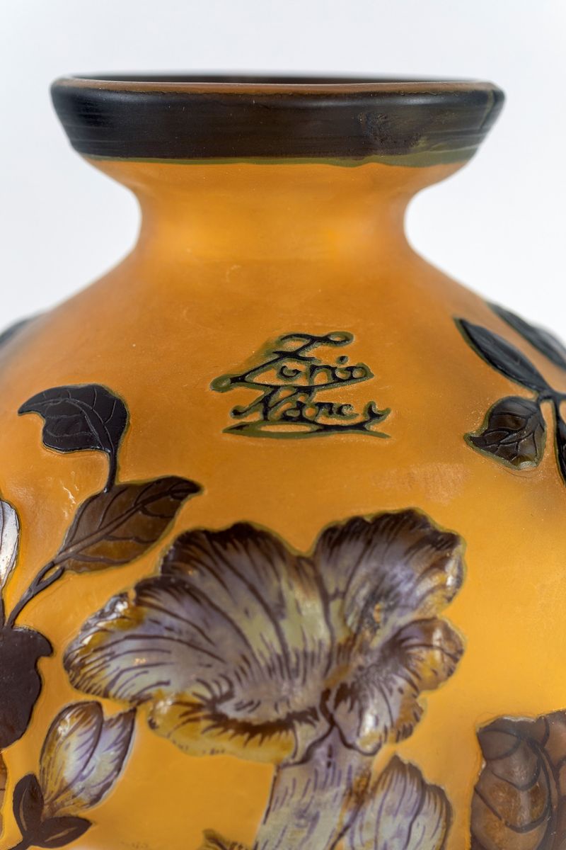 Vaso in Pasta di Vetro Decorato a Cameo