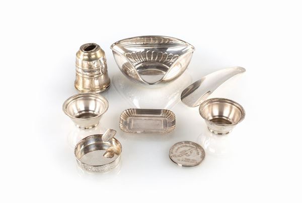 Otto oggetti in argento: