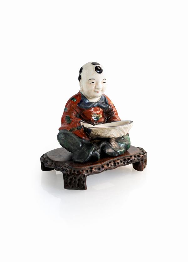 Figura seduta in porcellana policroma