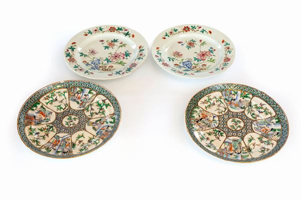 Due coppie di piatti in porcellana policroma, Cina