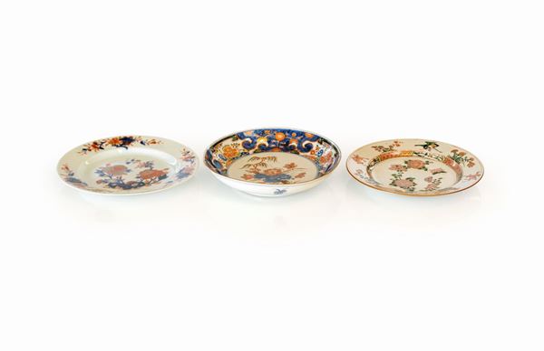 Due piatti ed una fondina in porcellana policroma, Cina  - Asta Arte Orientale - Casa d'Aste Arcadia