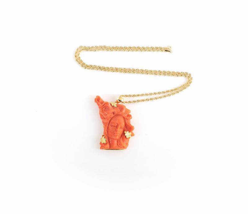 Collana-ciondolo, Scultura in Corallo