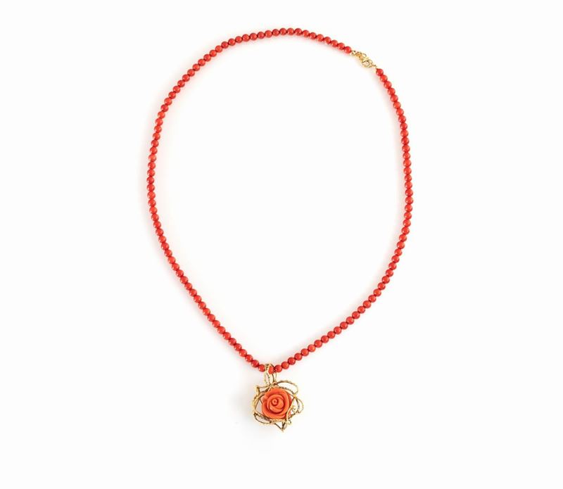 Collana di Corallo con Rosa Incisa
