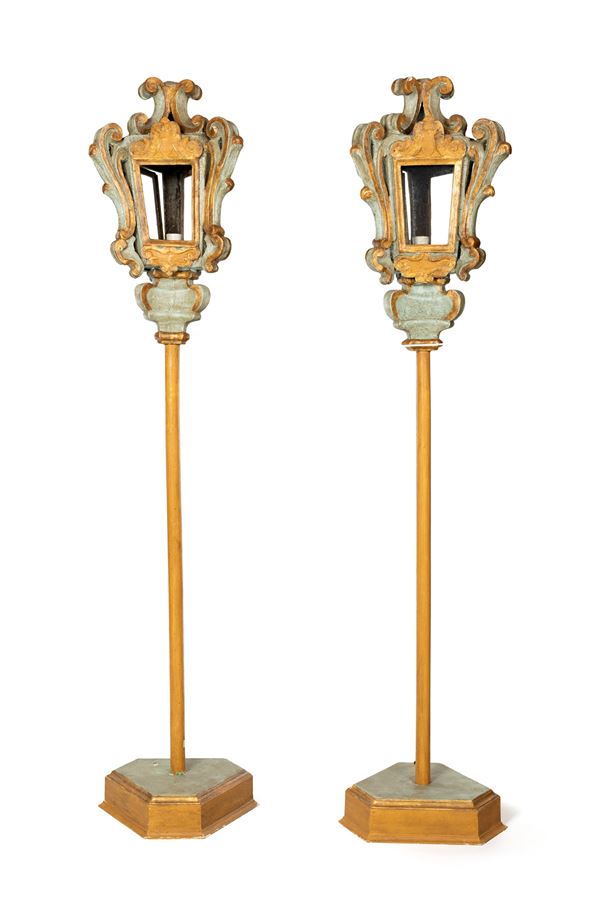 Coppia di lanterne in legno laccato azzurro, Marche, XVIII secolo  - Asta Arredi e dipinti dalla collezione di Carlo Lampronti - Casa d'Aste Arcadia