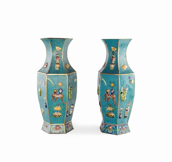 Coppia di vasi in metallo cloisonné, Cina, tarda dinastia Qing