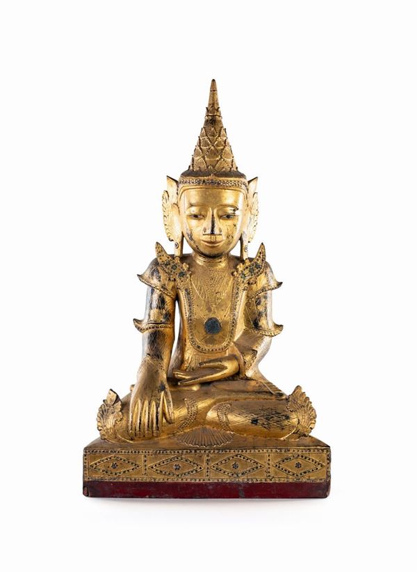 Buddha in legno dorato, Thailandia  - Asta Arredi e dipinti dalla collezione di Carlo Lampronti - Casa d'Aste Arcadia
