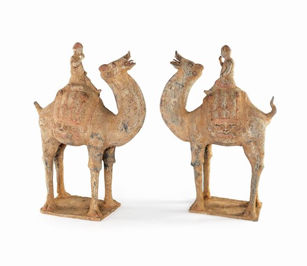 Coppia di sculture in terracotta raffiguranti cammelli, Cina