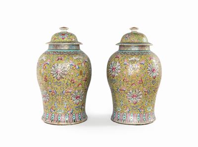 Coppia di Vasi con Coperchio in Porcellana, Cina