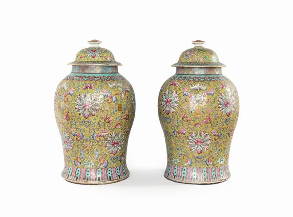 Coppia di vasi con coperchio in porcellana, Cina