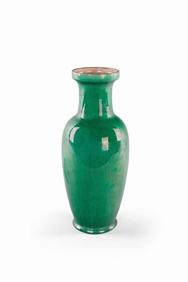 Vaso in porcellana verde smeraldo, Cina dinastia Qing