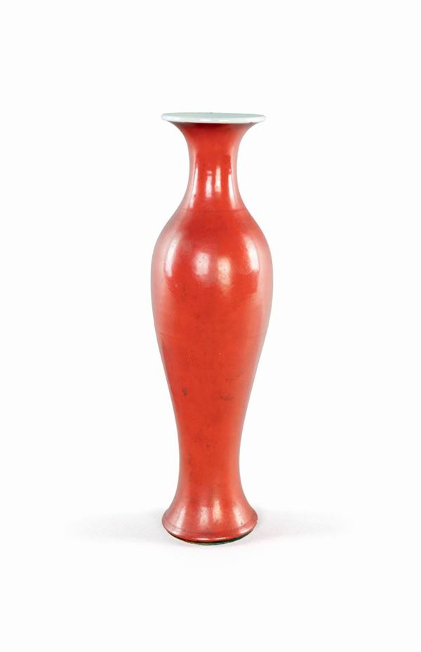 Vaso in porcellana monocroma rossa, Cina dinastia Qing