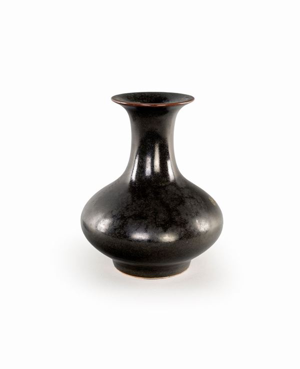 Vaso in porcellana monocroma bruna, Cina dinastia Qing