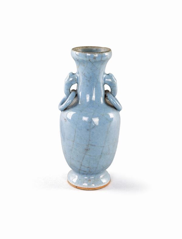 Piccolo vaso in porcellana monocroma celeste, Cina dinastia Qing