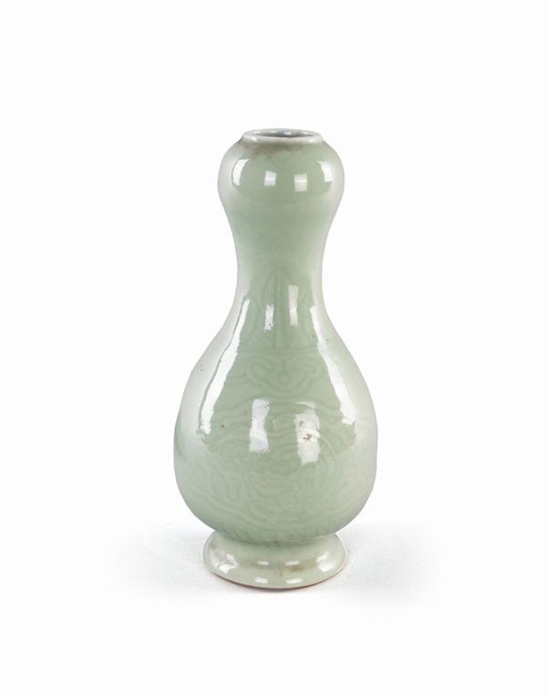 Piccolo vaso in porcellana monocroma verde giada, Cina, dinastia Qing