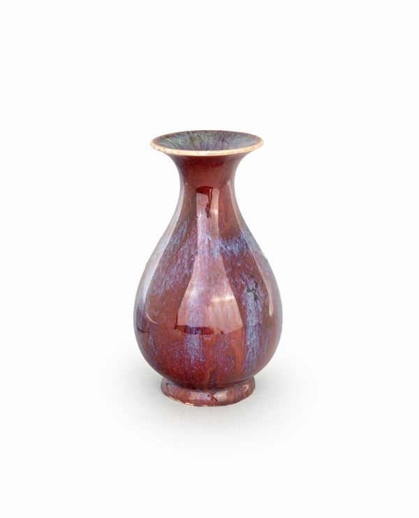 Piccolo vaso in porcellana striata rosso e azzurro, Cina dinastia Qing