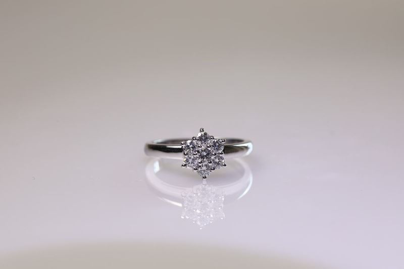 Anello Solitario a Fiore