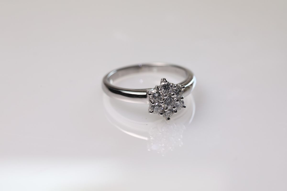 Anello Solitario a Fiore