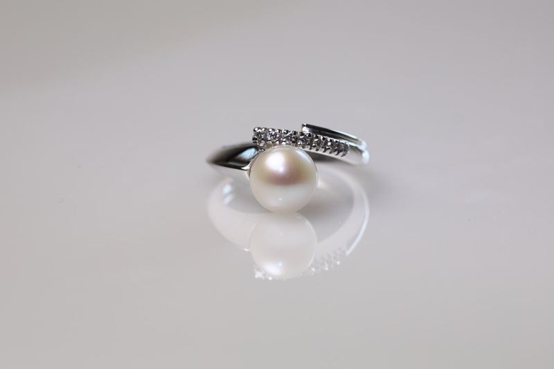 Anello Contrarie' con Perla