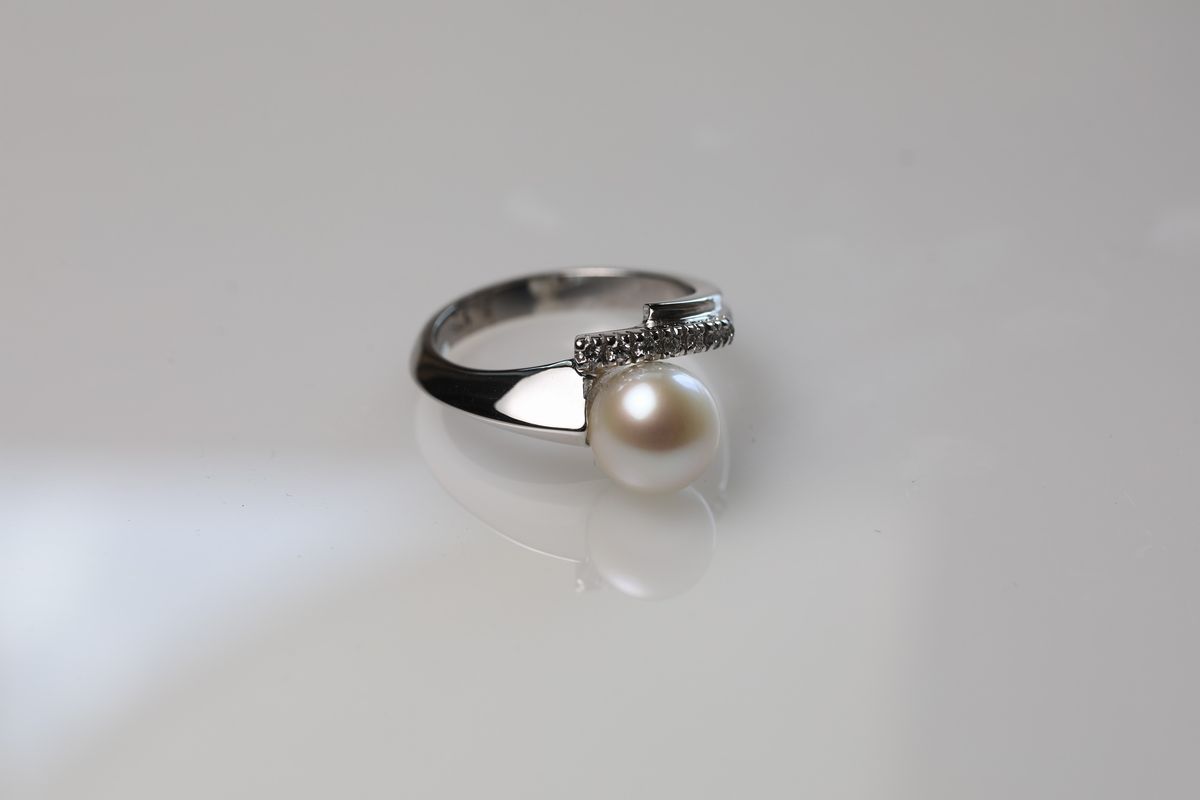Anello Contrarie' con Perla