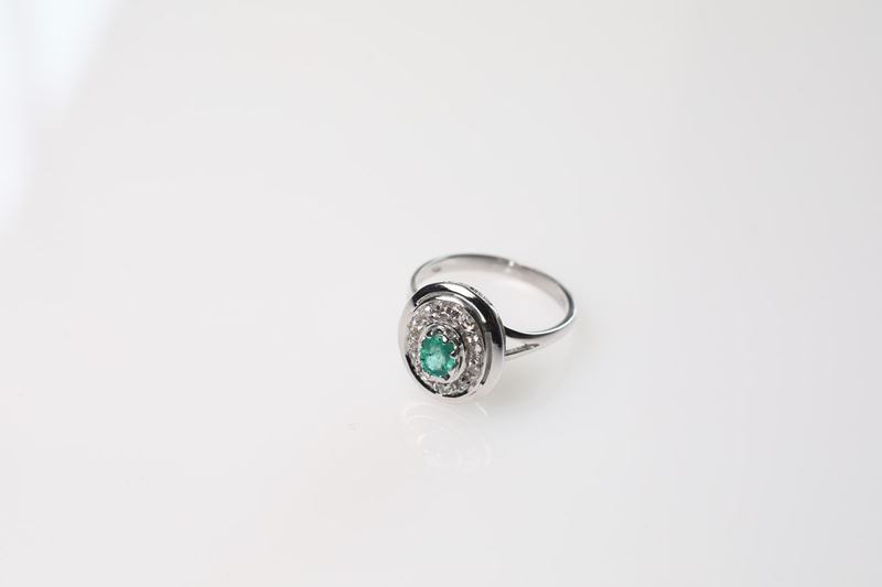 Anello Ovale con Smeraldo