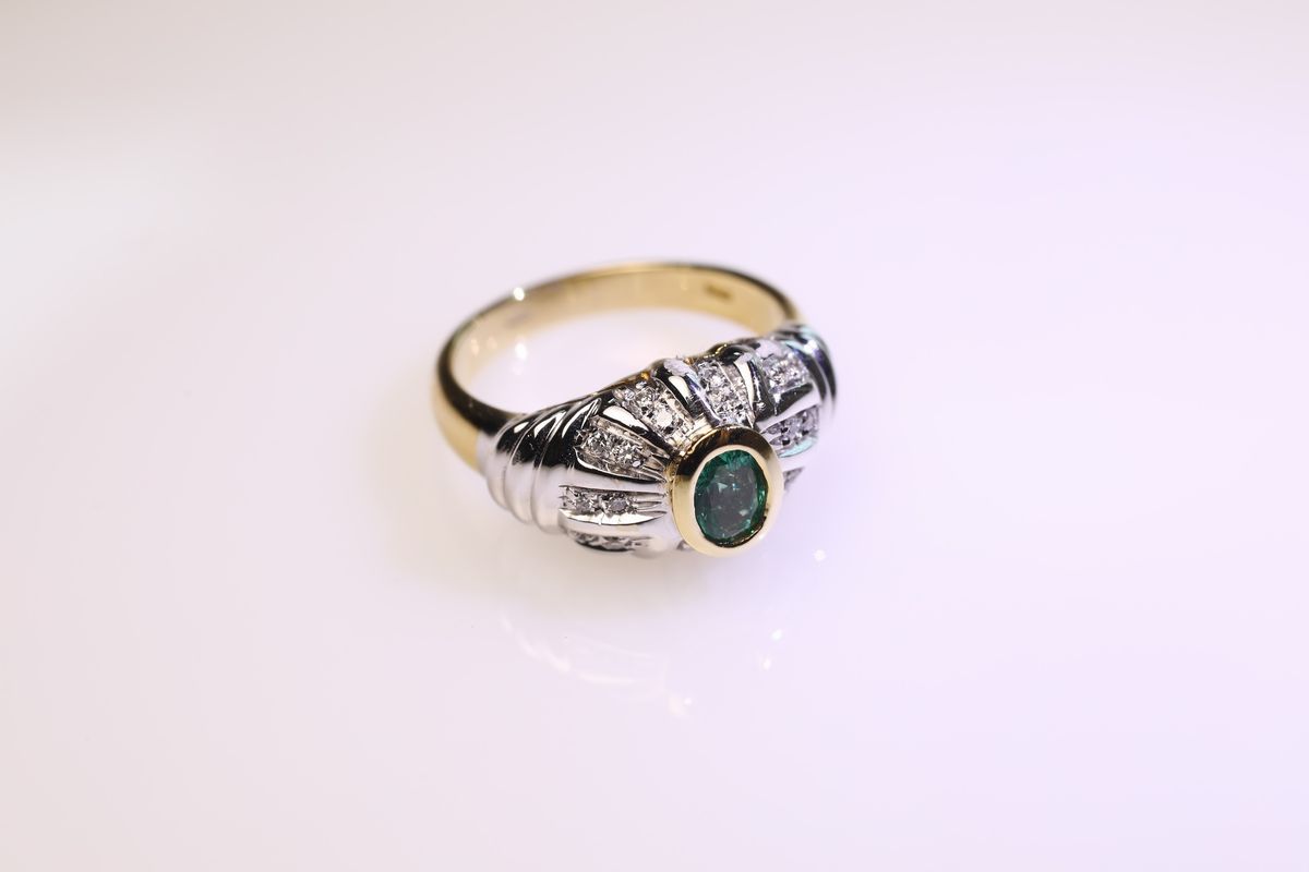 Anello con Smeraldo Ct 0,35