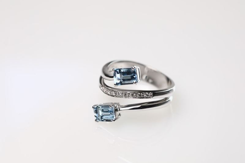 Anello Contrarie' con Acqamarine Ct 1,40