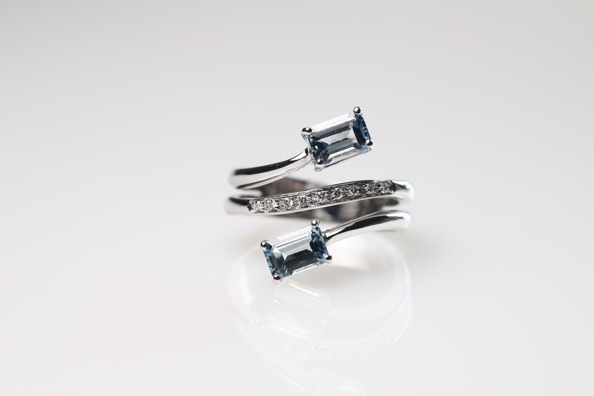 Anello Contrarie' con Acqamarine Ct 1,40