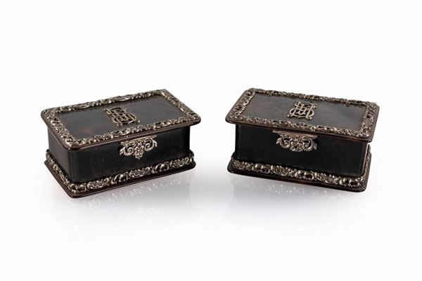Coppia di piccole scatole portagioie in tartaruga e argento sterling, argentieri Henry John &amp; Albert Edward Batson, Londra