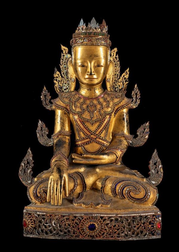 Grande figura di Buddha Bhumisparsha in legno dorato, Tibet