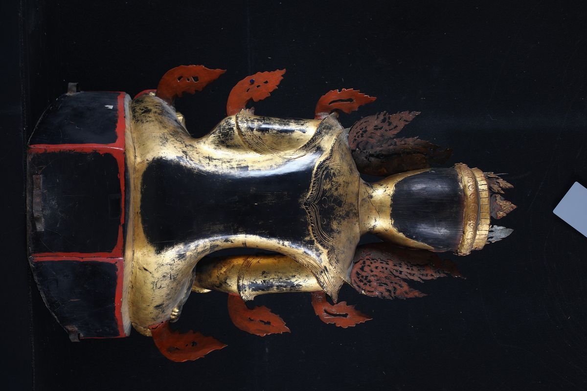 Grande Figura di Buddha Bhumisparsha in Legno Dorato, Tibet