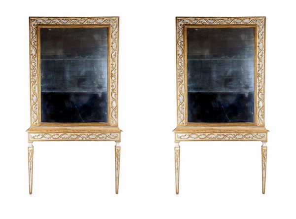 Coppia di consoles d&#39;appliques con specchiera in legno laccato, fine del XVIII secolo
