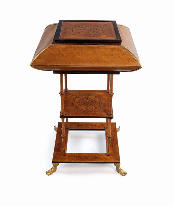 Alphonse Giroux ( attribuito ) - Tavolino da lavoro in acero, Francia, prima met&#224; del XIX secolo.