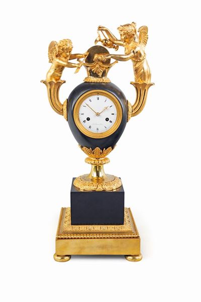 Orologio in Bronzo Dorato e Marmo Nero.
