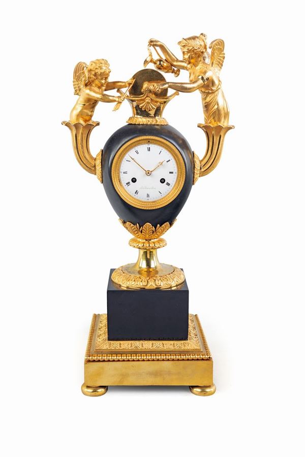 Orologio in bronzo dorato e marmo nero.