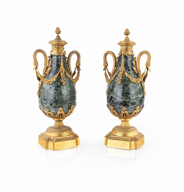 Coppia di vasi in marmo verde delle Alpi e bronzo dorato, Francia XIX secolo