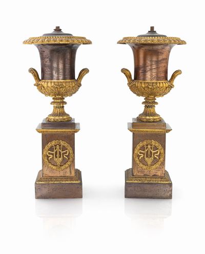 Coppia di Piccoli Vasi Medici in Bronzo Brunito
