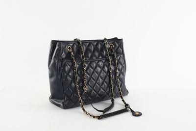 Chanel - Borsa in Vitello Nero Motivo Matelassé.