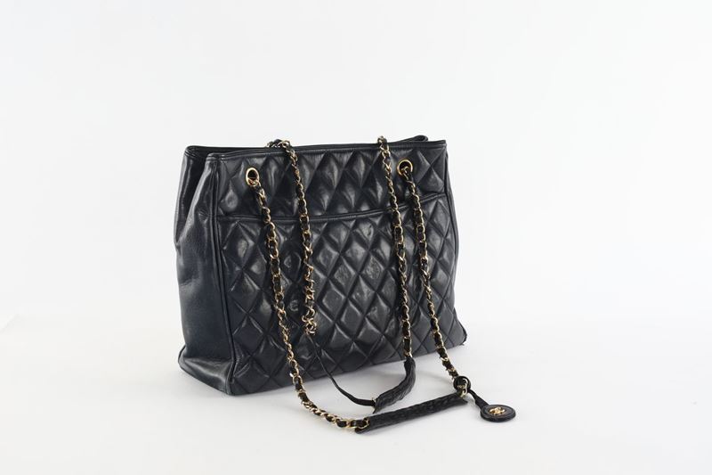 Chanel - Borsa in Vitello Nero Motivo Matelassé.