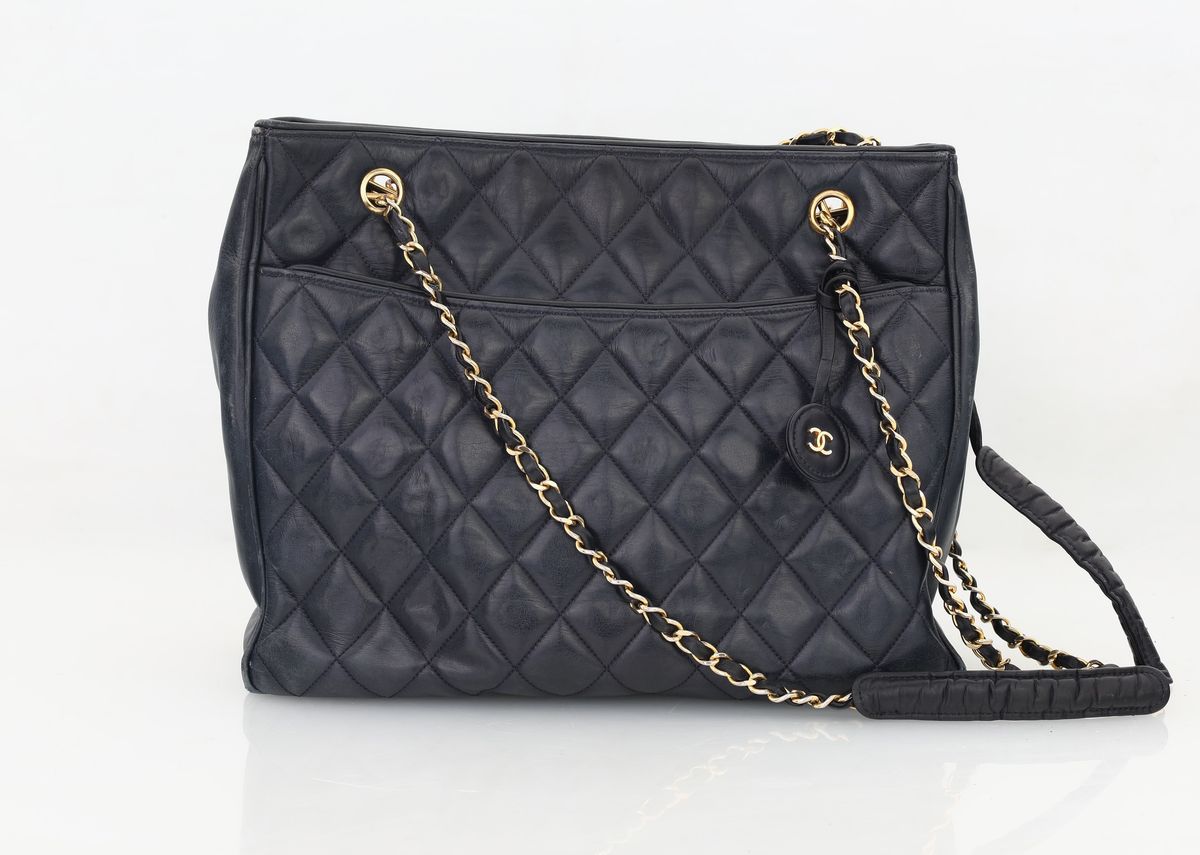 Chanel - Borsa in Vitello Nero Motivo Matelassé.