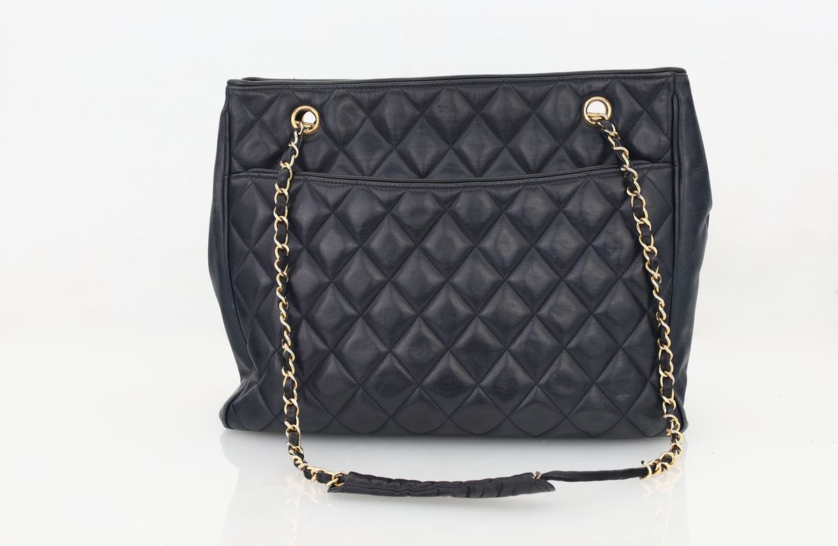 Chanel - Borsa in Vitello Nero Motivo Matelassé.