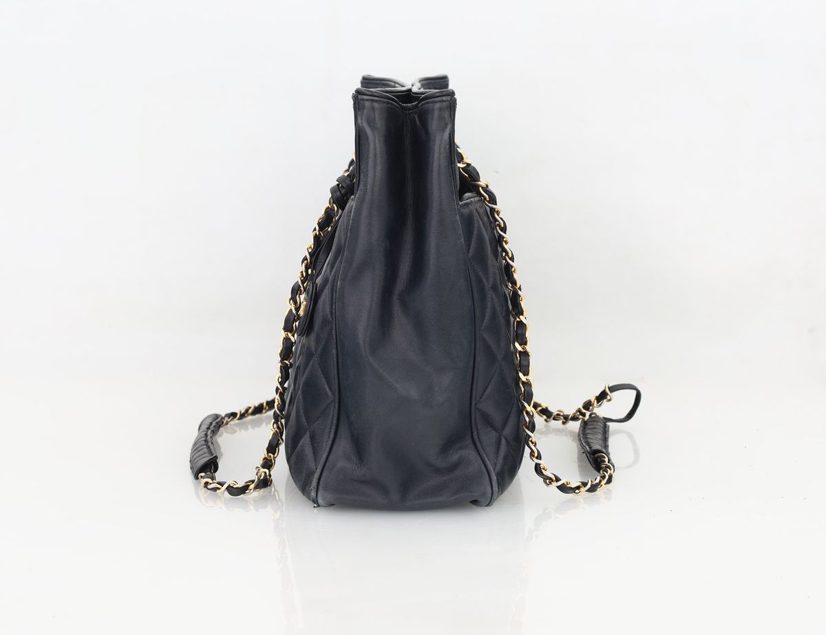 Chanel - Borsa in Vitello Nero Motivo Matelassé.