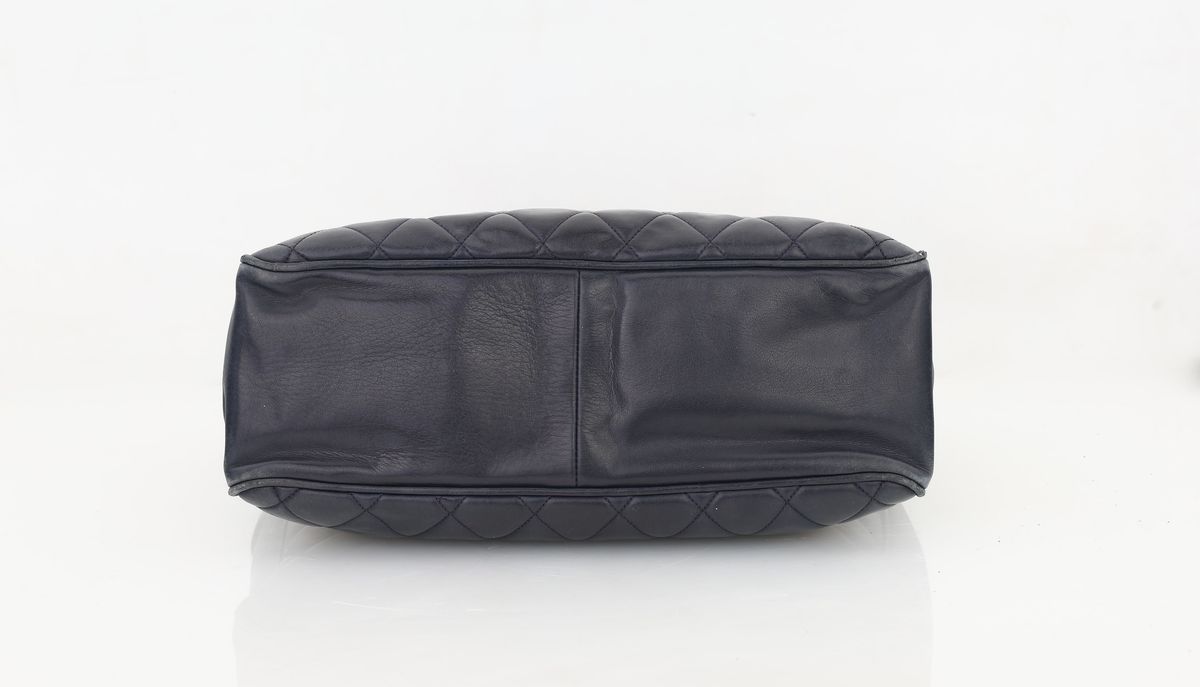 Chanel - Borsa in Vitello Nero Motivo Matelassé.