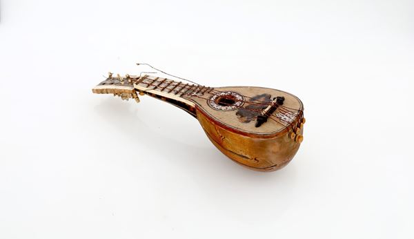 Violino in legno e madreperla